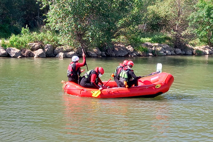 Los bomberos de la DPZ se forman en rescate de personas en vehículos semisumergidos y en el uso de barcas sin motor