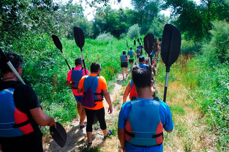 Más de 30 piragüistas recorren el tramo La Zaida-Cinco Olivas