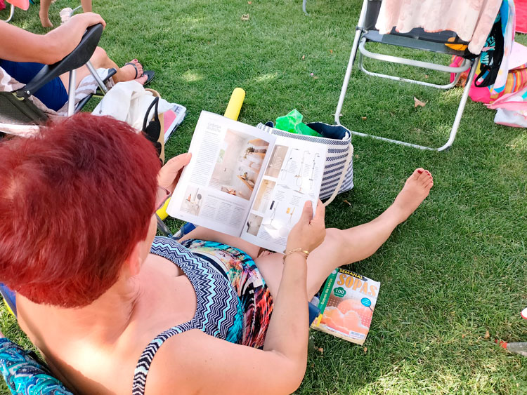 Continúan los juegos y la lectura en las piscinas de la Ribera Baja