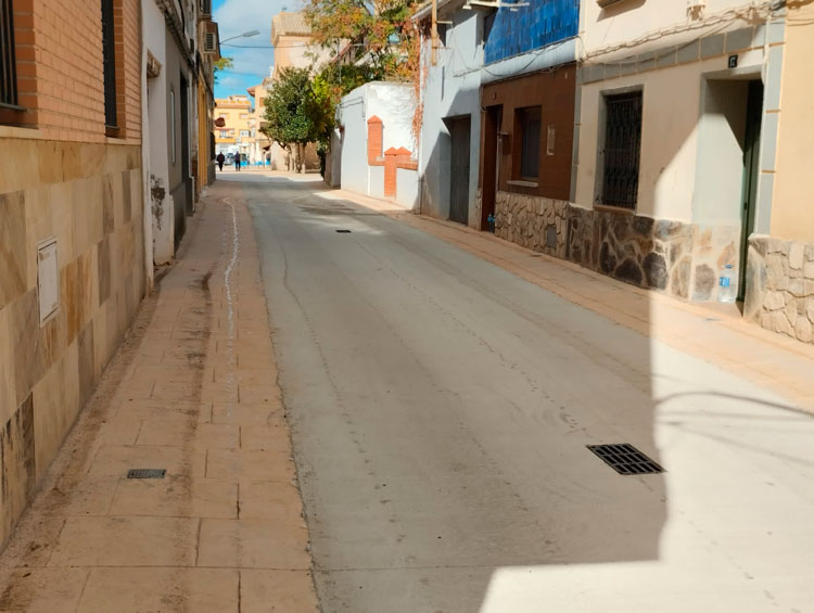 Finalizan las obras de la calle y la plaza de la Iglesia de Pina