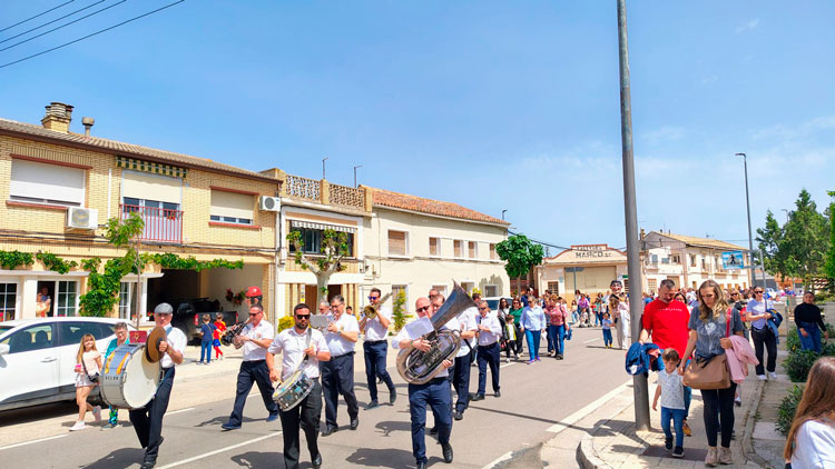 Gelsa organiza varios días de actos por San Pedro Mártir con procesiones, música y vacas en la plaza