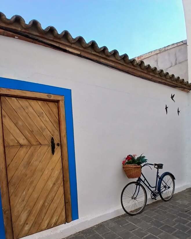 Gelsa coloca una bicicleta decorativa en la Calle de los Cubiertos