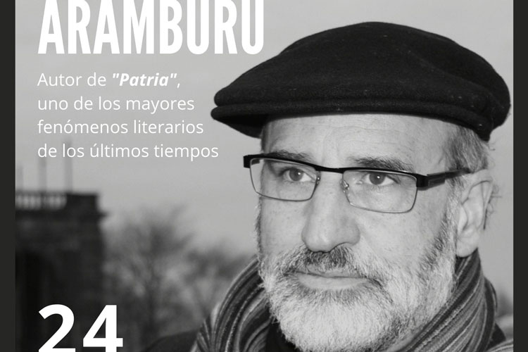El escritor Fernando Aramburu visita la biblioteca de Fuentes