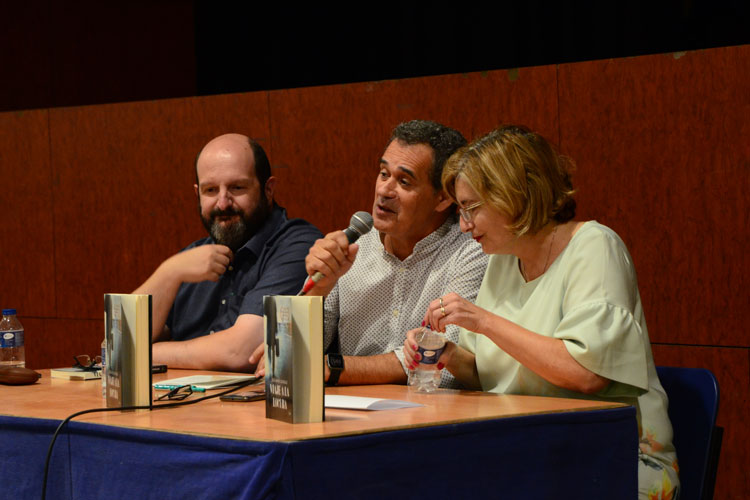 Más de 100 personas arropan a José Manuel González en la presentación de su nuevo libro