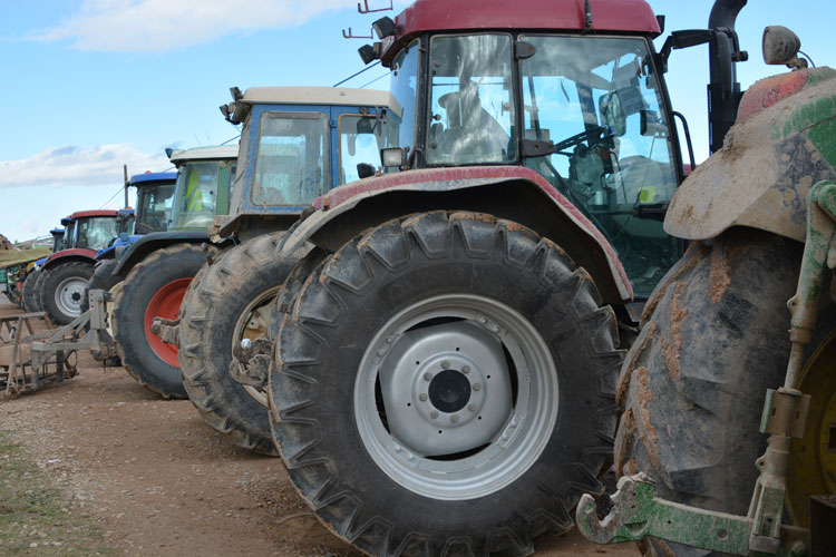 Decenas de agricultores de la comarca asisten a la tractorada de Zaragoza