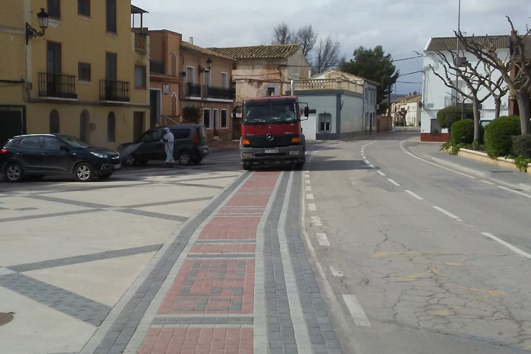 Desinfección de calles, aceras y contenedores en los municipios