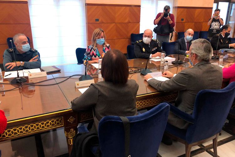Las Fuerzas y Cuerpos de Seguridad despliegan un operativo coordinado para vigilar el confinamiento perimetral de las tres capitales