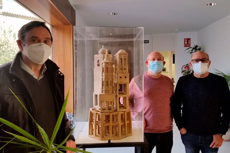 La cerámica de Carlos Izquierdo ya luce en el Ayuntamiento de Escatrón