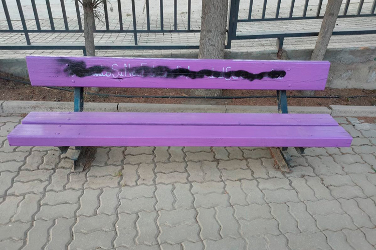 Vandalizan los bancos morados del proyecto del Espacio Joven de Quinto