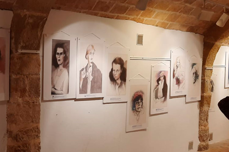 Exposición de mujeres ilustres del siglo XX en el centro polivalente de Escatrón
