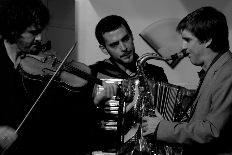 Este jueves, concierto del grupo ‘Fetén Fetén’ en Fuentes