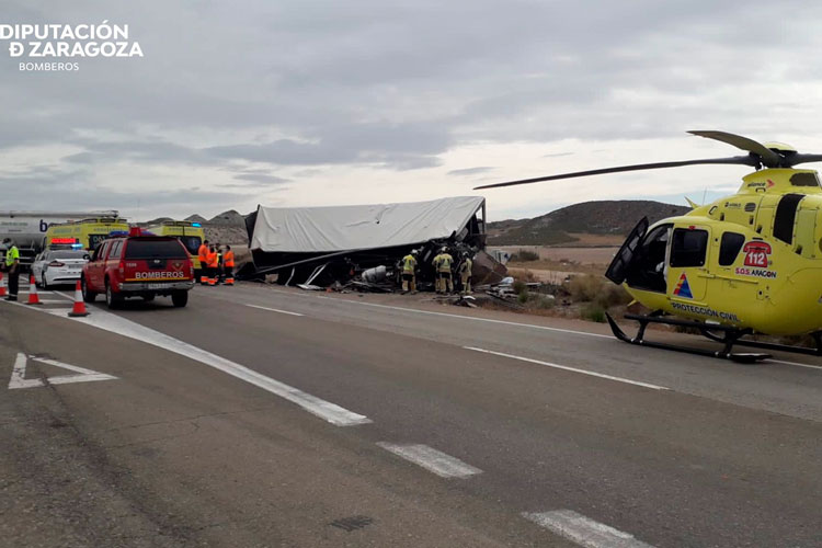 Muere un camionero en un choque frontal entre dos tráilers en la N-II