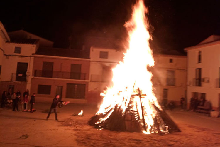Velilla celebra este sábado su hoguera de San Antón