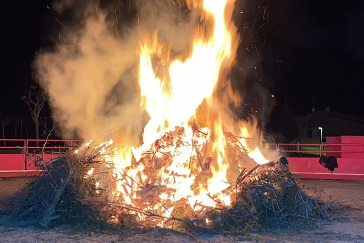 Hoguera para celebrar San Antón en La Zaida