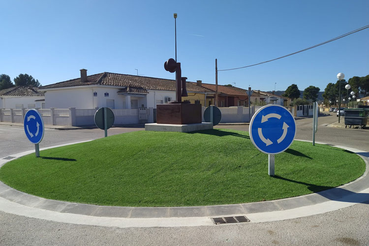 Nueva rotonda en la plaza Santa Bárbara de Escatrón