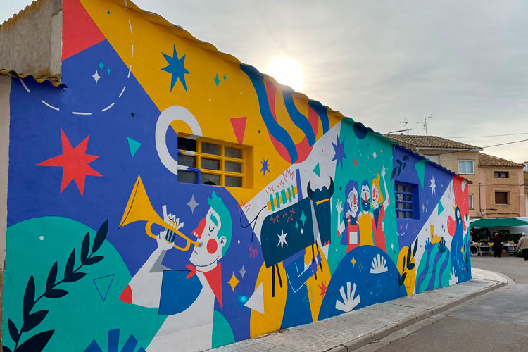 Elisa Sancho amplía su mural en la calle Aragón de La Zaida