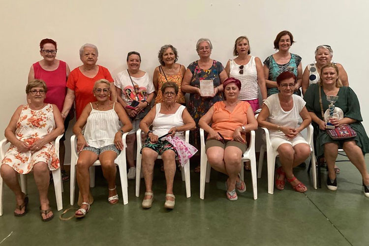 El Ayuntamiento de Velilla reconoce la labor de la asociación de mujeres en su 20 aniversario