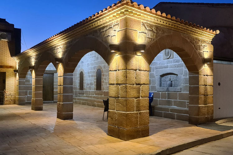 La plaza de Alforque estrena nuevo velador