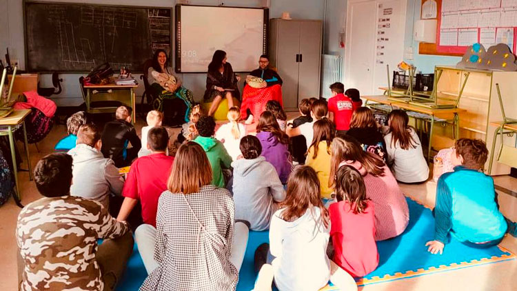 El libro ‘Mamá, ¿te has comido al bebé?’ recorre los colegios de la Ribera Baja
