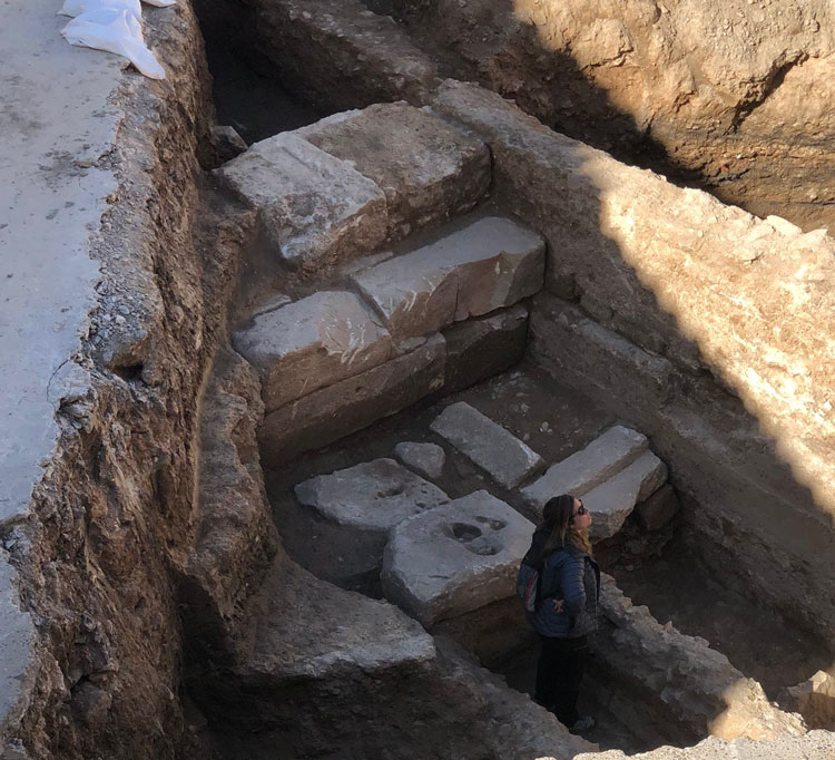Aparecen bajo la plaza Mayor de Velilla restos del foro romano de Celsa