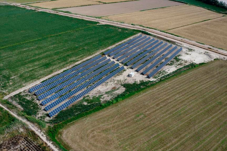 La comunidad de regantes ‘Los Llanos’ de Pina instala un sistema fotovoltaico pionero que reduce hasta en un 40 % al mes el coste de su factura de la luz