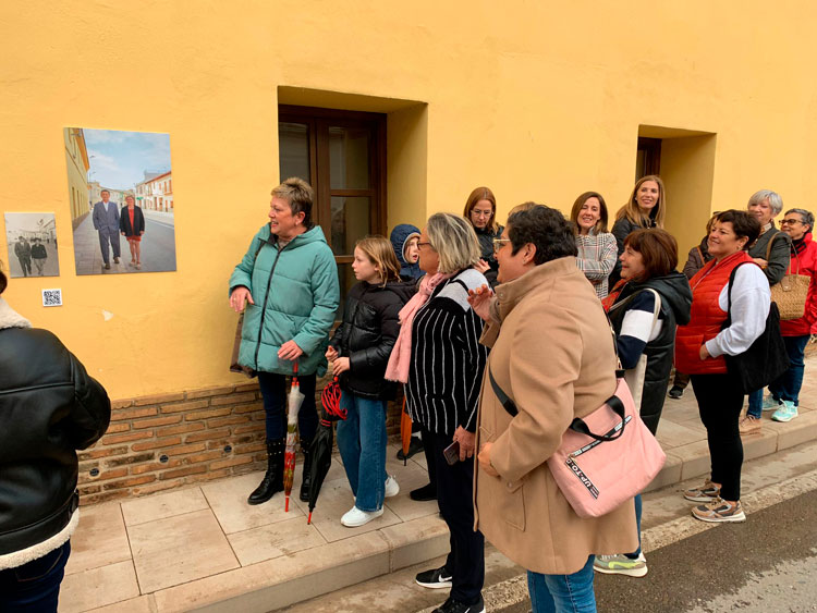El presente y el pasado se dan la mano en el taller de réplica de fotografías de Quinto