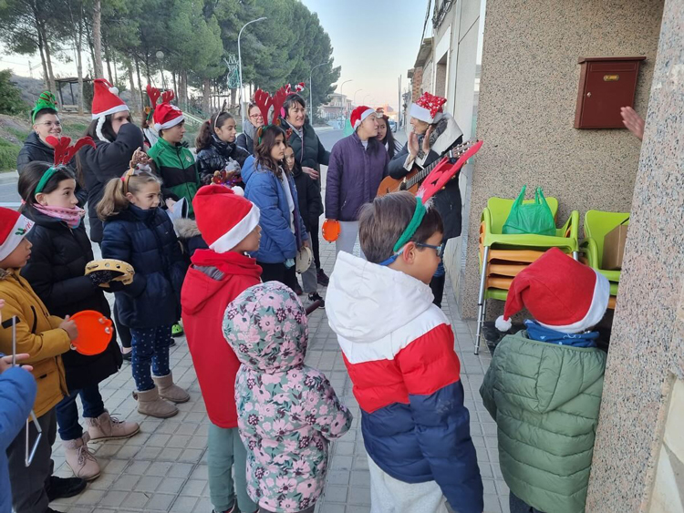 Villancicos navideños en la residencia de ancianos de La Zaida