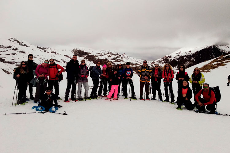 Excursión senderista con raquetas de nieve