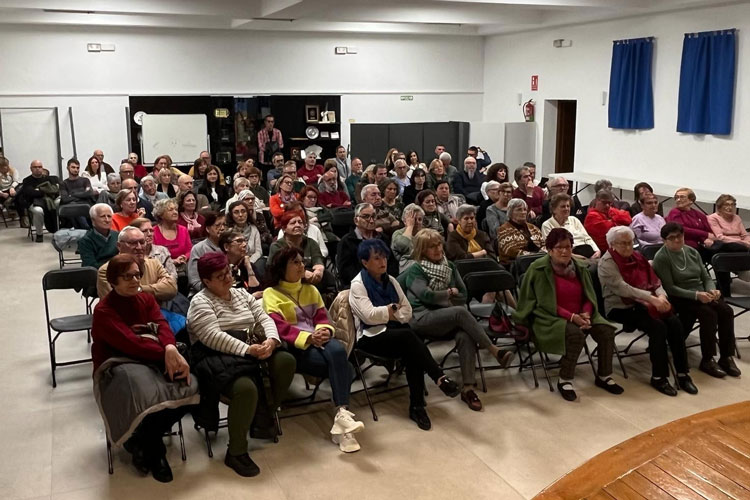 Decenas de personas asisten a la presentación del documental ‘La Deluxe, una orquesta de pueblo’