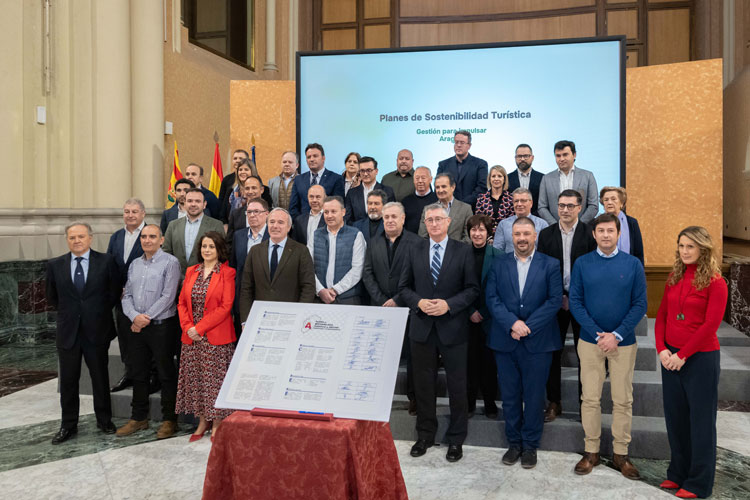 Azcón recibe a todas las entidades beneficiarias de Planes de Sostenibilidad Turística