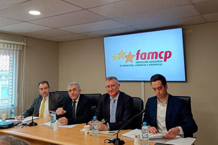 Samper y Blasco muestran el apoyo del Ejecutivo autonómico a los municipios afectados por la riada del Ebro