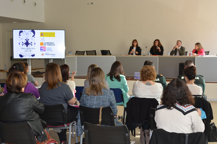Los Servicios Sociales Comarcales presentan en Pina una guía para luchar contra la violencia de género