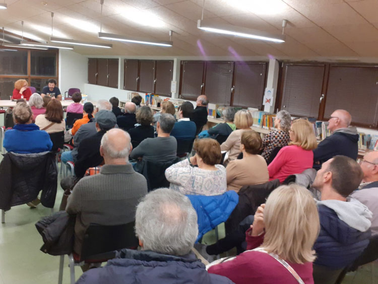 Lleno en la presentación del libro del ilustrador Santi Blasco