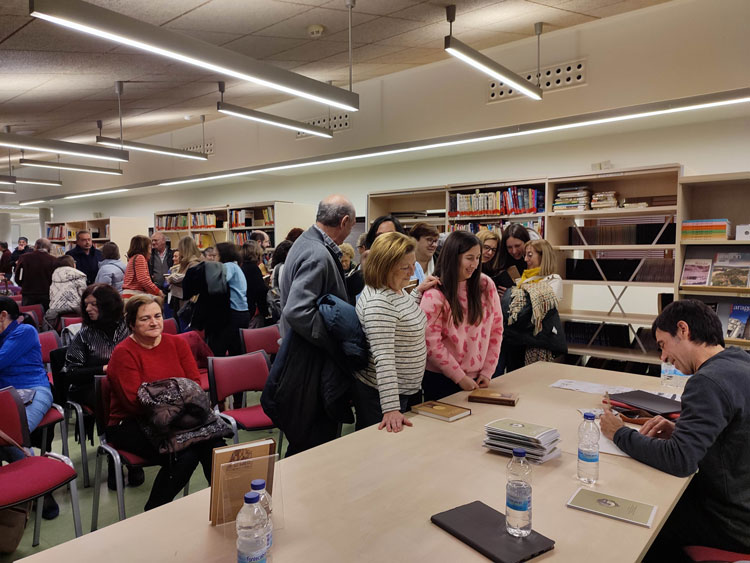 Alberto Gamón llena la Biblioteca de Pina de Ebro con la presentación de su Pinocho ilustrado