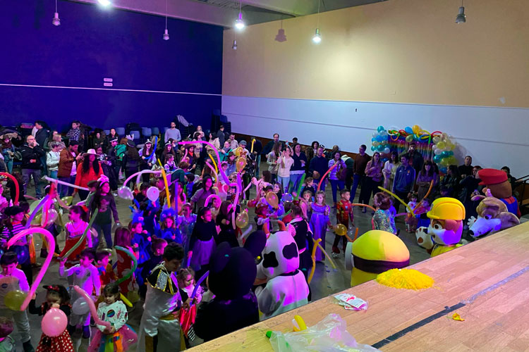 Música y disfraces para celebrar el carnaval de Pina