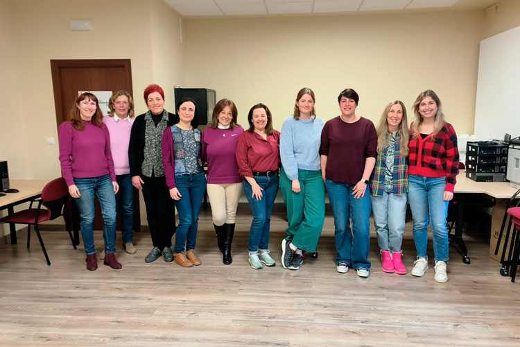 Mujeres de la Ribera Baja del Ebro comparten experiencias en la mesa redonda ‘Charlando entre nosotras’