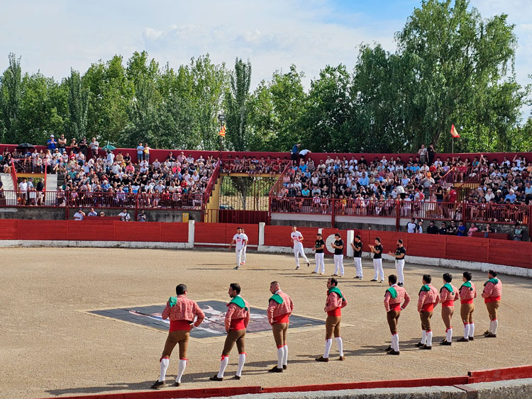 La romería, la misa baturra y la vaca de fuego, protagonistas de San Gregorio en Pina