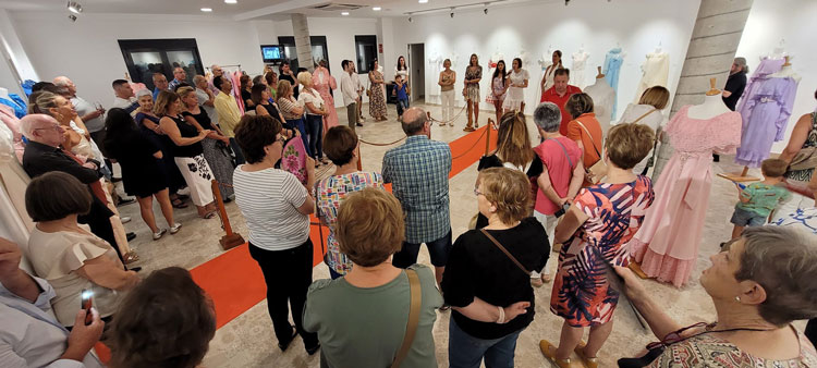 Gelsa inaugura la exposición “Vestidos de Majas (1987–2002)” en el Espacio Pedro Avellaned