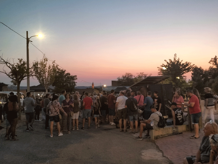 Escatrón despide el verano con música, gastronomía y una puesta de sol en el Tozal