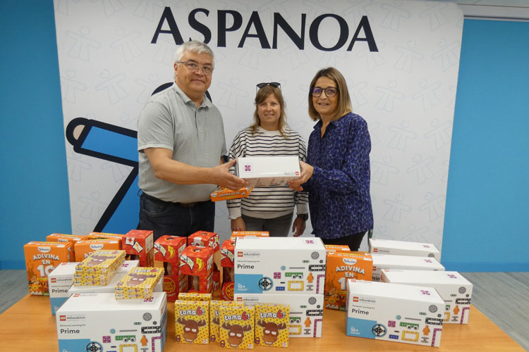 Escatrón entrega juguetes didácticos a Aspanoa tras el éxito del reto “Brazadas Solidarias”
