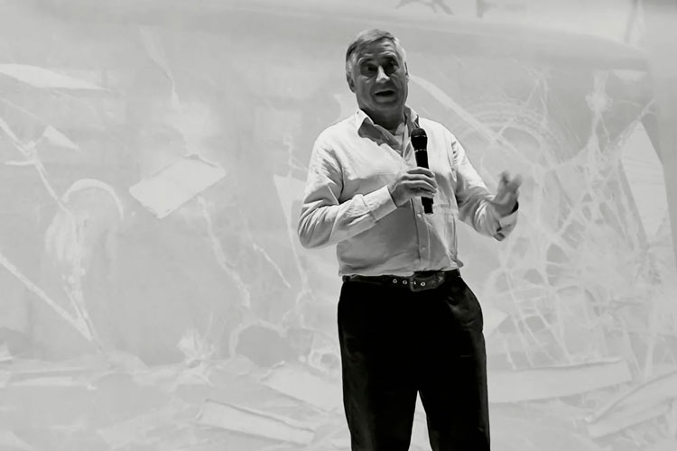 Gervasio Sánchez conmueve en Gelsa con una reflexión directa sobre el negocio de la guerra