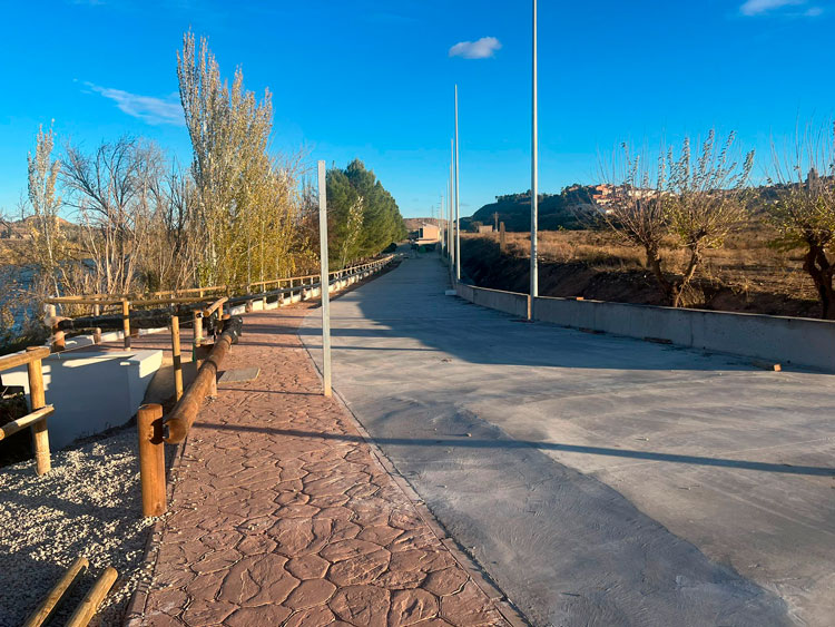 Escatrón mejora los accesos al embarcadero para potenciar el turismo fluvial