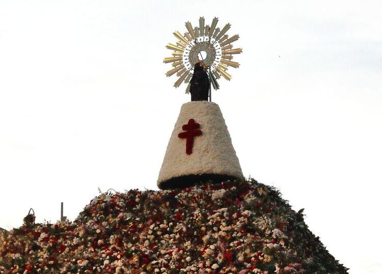 Siete grupos de la Ribera Baja del Ebro desfilan este lunes en la Ofrenda de Flores del Pilar