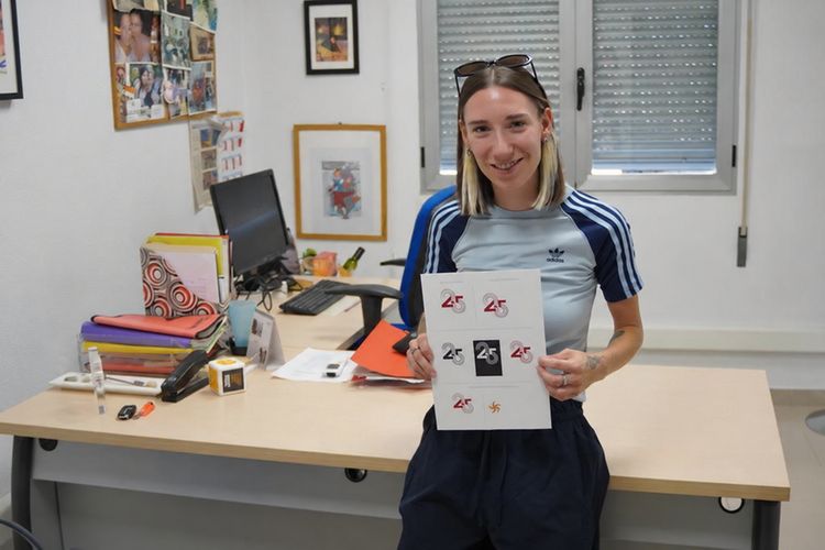 Marta Biel gana el concurso del logo del 25 aniversario con un guiño al infinito